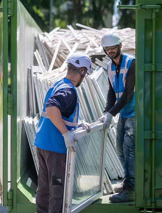 Des compagnons en train de trier la menuiserie