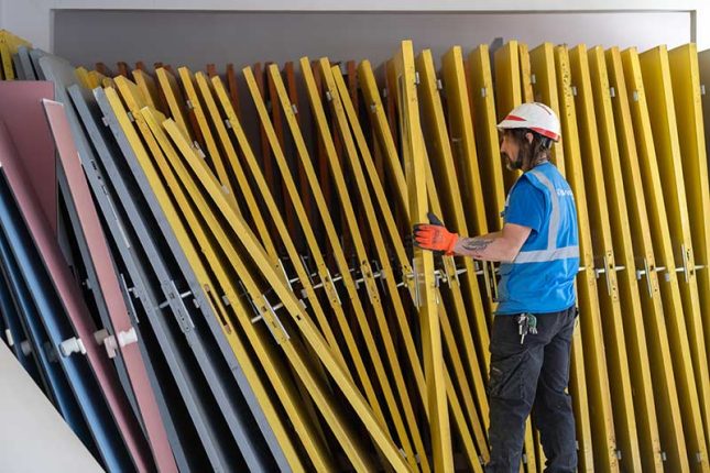 Un compagnon en train de réunir les portes